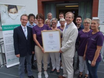 Grund zur Freude bei der Übergabe des Zertifikats (von links): Dr. Ralf Weber (Internist, Diabetologe DDG, Endokrinologe) Dr. Karl-Eckhardt Henkel (Internist, Diabetologe DDG), Squollan Schöneweiß (Pflegedienstleiterin), Claudia Steinbach (Krankenschwester, Diabetesberaterin DDG), Barbara Jakob (Diabetesberaterin DDG, Diätassistentin), Dr. Peter Enders (Regionalgeschäftsführer), Ingeborg Schuster (Diabetesberaterin DDG, Diätassistentin), Dr. Matthias Schulze (Chefarzt Medizinische Klinik, Allgemeine Innere Medizin und Kardiologie), Ute Textor (Krankenschwester, Diabetesberaterin DDG, Wundexpertin ICW), Dr. Dietrich Garlichs (Geschäftsführer DDG), Dr. Harutun Grigorian (Innere Medizin, Kardiologie), Doris Schwalm (Ökotrophologin) und Susanne Eddelbüttel (Krankenschwester, Diabetesberaterin DDG). Foto: Klein Grund zur Freude bei der Übergabe des Zertifikats (von links): Dr. Ralf Weber (Internist, Diabetologe DDG, Endokrinologe) Dr. Karl-Eckhardt Henkel (Internist, Diabetologe DDG), Squollan Schöneweiß (Pflegedienstleiterin), Claudia Steinbach (Krankenschwester, Diabetesberaterin DDG), Barbara Jakob (Diabetesberaterin DDG, Diätassistentin), Dr. Peter Enders (Regionalgeschäftsführer), Ingeborg Schuster (Diabetesberaterin DDG, Diätassistentin), Dr. Matthias Schulze (Chefarzt Medizinische Klinik, Allgemeine Innere Medizin und Kardiologie), Ute Textor (Krankenschwester, Diabetesberaterin DDG, Wundexpertin ICW), Dr. Dietrich Garlichs (Geschäftsführer DDG), Dr. Harutun Grigorian (Innere Medizin, Kardiologie), Doris Schwalm (Ökotrophologin) und Susanne Eddelbüttel (Krankenschwester, Diabetesberaterin DDG). Foto: Klein