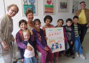 Junge Künstler: Die Flurwände der Station drei des Asklepios Klinikums Schwalmstadt schmücken Gemälde von Flüchtlingskindern aus unterschiedlichen Herkunftsländern. Gemeinsam mit Astrid Schlemmer, Hella Barwe und Abdul Salam Aburayn (von links) stellten die Kinder ihre Bilder vor. Foto: Klein Junge Künstler: Die Flurwände der Station drei des Asklepios Klinikums Schwalmstadt schmücken Gemälde von Flüchtlingskindern aus unterschiedlichen Herkunftsländern. Gemeinsam mit Astrid Schlemmer, Hella Barwe und Abdul Salam Aburayn (von links) stellten die Kinder ihre Bilder vor. Foto: Klein