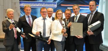 Harald Birsl (Landkreis Kassel), Holger Schach (Prokurist Breitband Nordhessen GmbH), Marco Weigand (GF Weigand Bau GmbH), Landrat Dr. Reinhard Kubat (Landkreis Waldeck-Frankenberg), Kathrin Laurier (GF Breitband Nordhessen GmbH), Landrat Winfried Becker (Schwalm-Eder-Kreis), Landrat Dr. Michael Koch (Landkreis Hersfeld-Rotenburg) und Landrat Stefan G. Reuß (Werra-Meißner-Kreis) (v.l.). Foto: nh