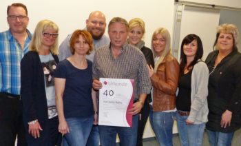 40 Jahre in der Innung: Karl-Heinz Rehm (Mitte) aus Densberg wurde auf der Jahreshauptversammlung verabschiedet. Der neue Innungsvorstand: v. l. n. r. Carsten Ciemer, Tanja Seidel, Ute Schulz, Dirk Schaller, Bianca Rehm- Aubel, Ina Jungermann, Jacqueline Niedzilski und Sonja Daumann. Foto: Wolfgang Scholz