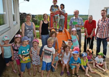 Schwalbennest- und Sternchengruppe freuen sich mit den Kindergärtnerinnen Silke Ulbrich (links) und Melanie Dörr (2 v.l.) über die Spende der Mosheimer Waldinteressenten. Vorsitzender Helmut Pitz (mit grünem Umschlag), Schatzmeister Lothar Pfannkuche (Gehhilfen) und stellvertretender Vorsitzender Michael Heimel (rechts) übergaben 500 Euro. Foto: Reinhold Hocke