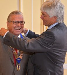 Uli Neudecker (rechts) übergibt das Amt des Präsidenten im Lions Club Melsungen an seiner Nachfolger Arved Berent. Foto: Björn Schönewald Uli Neudecker (rechts) übergibt das Amt des Präsidenten im Lions Club Melsungen an seiner Nachfolger Arved Berent. Foto: Björn Schönewald