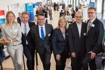 Dr. Astrid Szogs (Leitung Mobilität Regionalmanagement Nordhessen) Holger Schach (Geschäftsführer Regionalmanagement Nordhessen) Prof. Dr.-Ing. Uwe Clausen (Fraunhofer Institut für Materialfluss und Logistik) Justizministerin Eva Kühne-Hörmann Frank Tinschert (MAN Truck + Bus) und Bernhard Hector (Deutsche Verkehrs Zeitung) (v.l.). Foto: nh