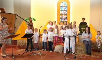 17 Kinder im Alter zwischen vier und zehn  Jahren führten gestern unter Leitung von Hephata-Pfarrerin Annette Hestermann und Hephata-Kantorin Dorothea Grebe das Kinder-Musical „Josef und seine Brüder“ in der Hephata-Kirche auf. Foto: nh