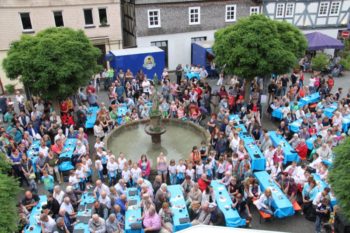 Das Treeser Johannisfest rund um den Johannisbrunnen. Foto: nh Das Treeser Johannisfest rund um den Johannisbrunnen. Foto: nh