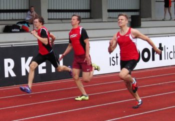 Einen starken Dreikampf lieferten sich noch auf der Zielgeraden Tobias Stang, Michael Hiob und Dennis Horn. Foto: nh