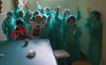 Spielerisch den Krankenhausalltag kennengelernt: Kinder aus dem städtischen Kindergarten Röhrenfurth verkleideten sich während ihres Besuchs im Asklepios Klinikum Melsungen als Ärzte. Foto: nh