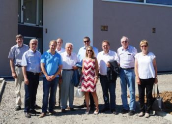 Martin Merhof (FDP Waldeck und Kreis-vorstandsmitglied), Friedhelm Pfuhl (FDP Kreistags-fraktion Waldeck-Frankenberg), Daniel Hankel (Kreisvorsitzender Jungen Liberalen Waldeck-Frankenberg), Helmut Merhof (FDP Waldeck), Georg Albert (Ehren-mitglied der FDP Schwalm-Eder), Nils Weigand und Wiebke Knell (FDP Kreistags-fraktion und Kreisvor-stände Schwalm-Eder), Landrat Winfried Becker, Manfred Ries, Erster Beigeordneter der Gemeinde Willingshausen, Gabriele Baar, Leiterin des Fachdienstes Schulen und Hochbau der Kreisverwaltung Schwalm-Eder. Auf dem Bild fehlt Holger Raude, im Schwalm-Eder-Fachdienst zuständig für Hochbau und Energie. Foto: Holger Raude