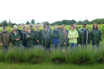 Arbeitseinsatz trotz Regens: Die deutsch-französische Austauschgruppe mit den beiden Lehrerinnen der Hermann-Schuchard-Schule Sabine Landsmann und Kerstin Thiel (von links) nach getaner Arbeit auf dem Weingut der französischen Partnerschule. Foto: nh