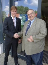 Der 22-jährige Johannes Stahl zusammen mit MdB Bernd Siebert. Foto: nh Der 22-jährige Johannes Stahl zusammen mit MdB Bernd Siebert. Foto: nh