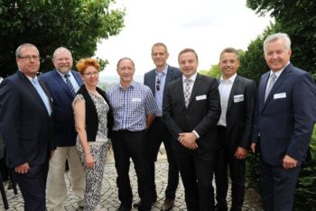 Sommerfest des UNH im Schlosshotel Bad Wilhelmshöhe, v. l.: UNH-Vorsitzender Michael Hohmann mit Stadtverordnetenvorsteherin Petra Friedrich und mit seinem Vorstandsteam, Stefan Lange, Roger Siebert und Thomas Meyer. Nach rechts: Referent Prof. Dr. Carlo Simon, Carsten Rahier, Vorsitzender des Arbeitgeberverbandes HESSENMETALL Nordhessen und UNH-Hauptgeschäftsführer Jürgen Kümpel. Foto: Harry Soremski/nh