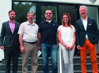Prokurist Sebastian Härtig, die Jubilare Ottmar Jäger, Jörg Fischer und Melanie Schirok sowie Geschäftsführer Conrad Fischer (v.l.). Foto: hmk
