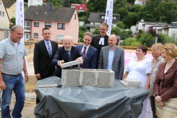 Bei der symbolischen Grundsteinlegung (von links): Stephan Michel von der Firma Michel Bau, Rotenburgs Bürgermeister Christian Grunwald, die Hephata-Direktoren Klaus Dieter Horchem und Maik Dietrich-Gibhardt, der Rotenburger Pfarrer Michael Dorfschäfer, Architekt Andreas Schlephorst, Anne Weckesser vom Beirat für selbstbestimmtes Leben innerhalb der Hephata Behindertenhilfe, die Leiterin der Hephata-Behindertenhilfe, Anne Wippermann, und Hephata Direktorin Judith Hoffmann. Foto: Hephata