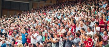 Fans in der Kasseler Rothenbach-Halle. Foto: Alibek Käsler