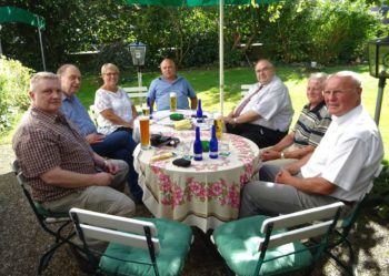 In gemütlicher Runde bei herrlichem Wetter – der Vorsitzende der Gemeindevertretung und CDU-Vorsitzende Michael Grothe, Röllshausens Ortsvorsteher Bernd Helmbold, Kreisbeigeordnete Veronika Backes, Gemeinde-Beigeordneter Klaus Hahn, Bernd Siebert MdB, Konrad Hoos und Gerhard Dickel (v.l.). Foto: nh