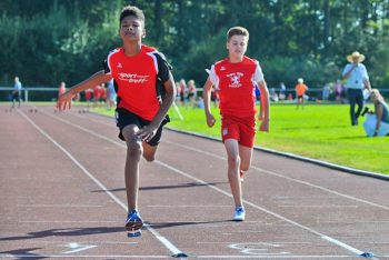 Jermaine Kothe siegte über 75m der M12 mit 11,02 Sekunden. Im Hintergrund der Drittplatzierte Florian Bahlburg aus Borken. Foto: nh