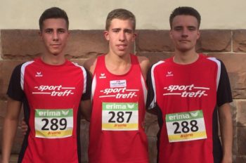 Aaron Werkmeister, Lorenz Funck und Christian Schulz kehrten mit der Silbermedaille von den Landesmeisterschaften im 10km-Straßenlauf aus Marburg zurück. Foto: nh
