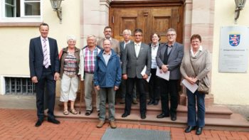 Bürgermeister Heinrich Vesper, Elfriede u. Wilhelm Berneburg, Georg Knapp, Heinrich Stamm, Dieter Hoos, Volker Damm, Dr. Labenski, Helmut Bach und Renate Ide (v.l.). Foto: nh