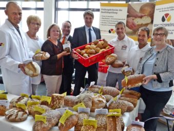 Gute Ergebnisse gab es bei der Brot- und Brötchenprüfung in der VR-Bank Schwalm-Eder in Homberg. Brotprüfer Karl-Ernst Schmalz, Irmgard Littebrand (ehrenamtliche Mitarbeiterin der Bäcker-Innung), Dekanin Sabine Tümmler, Markus Glanz (VR-Bank), Bürgermeister Dr. Nico Ritz, Obermeister Olaf Nolte, Bäckermeister Ulrich Most und Sabine Hildebrand (VR-Bank) (v.l.). Foto: Wolfgang Scholz