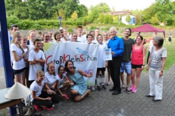 Die begeisterten Fans aus Großseelheim um Pfarrerin Evelyn Koch (vorne) werden von Dekan Christian Wachter für die herausragend faire und gute Unterstützung ihres Teams geehrt. Foto: nh