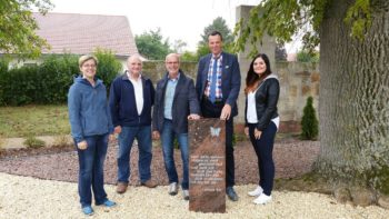 Pfarrerin Christina Gatzke, Walter Todt, Horst Ullrich, Bürgermeister Heinrich Vesper und Anna-Lena Todt (v.l.). Foto: nh