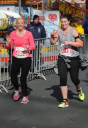 Isabel Poguntke und Lisa Arend liefen die 10 Kilometer Seite an Seite und belegten am Ende gemeinsam den 34. Platz. Foto: nh Isabel Poguntke und Lisa Arend liefen die 10 Kilometer Seite an Seite und belegten am Ende gemeinsam den 34. Platz. Foto: nh