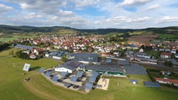 Blick über die Kirchner Solar Group auf Alheim-Heinebach. Foto: nh