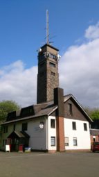 Berggasthof Eisenberg mit Heußnerturm. Foto: Bärbel Hiltrop