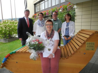 Bürgermeister Klemens Olbrich, Personalratsmitglied Christina Euler, Hauptamtsleiter Marian Knauff und Stadtkassenleiterin Karin Schembier (hinten von links). Vorne: Dienstjubilarin Simone Wagner. Foto: nh