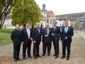 Generalsekretär Manfred Pentz MdL, Staatssekretär und Kreistagsfraktionsvorsitzender Mark Weinmeister, Ministerpräsident Volker Bouffier MdL, Bernd Siebert MdB, Fraktionsvorsitzender Michael Boddenberg MdL und Fraktionsgeschäftsführer Holger Bellino MdL (v.l.). Foto: nh