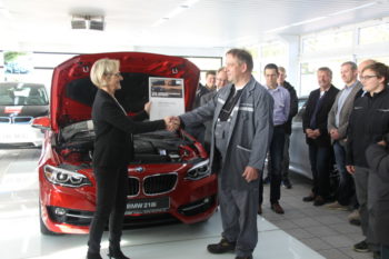 Frau Knebel (BMW Group) und Herr Jacob (Bösser), im Hintergrund Herr Klinder (BerufsschulCampus), Herr Bachmann (Bösser) Herr Liese (BerufsschulCampus) und Herr Göbert (BerufsschulCampus) (v.l.). Foto: Heidrun Spenner