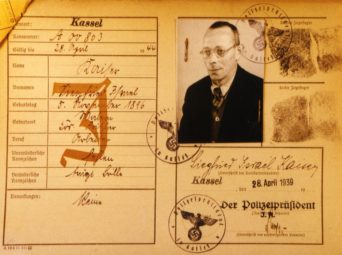 Die Kennkarte von Siegfried Kaiser, gebürtig aus Wabern, vom 28. April 1939 (Stadtarchiv Kassel, Signatur:A 3.32 Volkskartei, Abt.J). Quelle: Thomas Schattner Die Kennkarte von Siegfried Kaiser, gebürtig aus Wabern, vom 28. April 1939 (Stadtarchiv Kassel, Signatur:A 3.32 Volkskartei, Abt.J). Quelle: Thomas Schattner