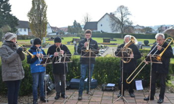 Posaunenchor Kirchengemeinde Sipperhausen. Kleiner Chor unter Leitung von Isolde Ludwig (links). Foto: Reinhold Hocke