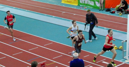 Zielfoto vom 800m-Lauf der Männer - Christian Schulz belegt mit Bestzeit von 2:00,36 Minuten den vierten Platz. Foto: nh