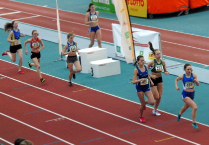 Nach der Hälfte des Rennens über 800m der WU18 liegt Lynn Olson noch auf Rang fünf. Foto: nh