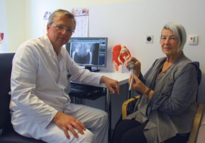 Voll des Lobes: Antonia Behrenz mit einer Hüftprothese in den Händen. Ihr wurde vor einiger Zeit ein solches Implantat von Chefarzt Dr. Karol Stiebler (links) unter Anwendung des AMIS-Verfahrens im Endoprothetik-Zentrum des Klinikums Schwalmstadt eingesetzt. Foto: Klein Voll des Lobes: Antonia Behrenz mit einer Hüftprothese in den Händen. Ihr wurde vor einiger Zeit ein solches Implantat von Chefarzt Dr. Karol Stiebler (links) unter Anwendung des AMIS-Verfahrens im Endoprothetik-Zentrum des Klinikums Schwalmstadt eingesetzt. Foto: Klein