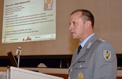 Oberst Dr. Volker Bauersachs informierte über die Entwicklung des Bundeswehr-Standortes Fritzlar. Foto: Reinhold Hocke
