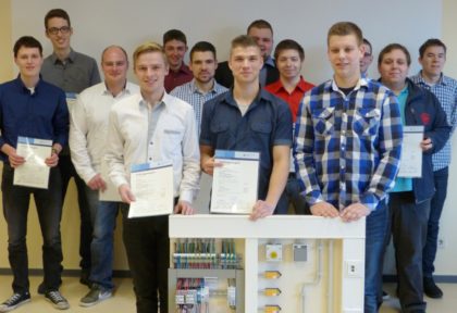 Die Elektro-Innung Schwalm-Eder sprach die neuen Gesellen frei. Vorne: Jan Ritter, Steffen Schubert und Kevin Boppert (v.l.). Foto: Kreishandwerkerschaft Schwalm-Eder. Die Elektro-Innung Schwalm-Eder sprach die neuen Gesellen frei. Vorne: Jan Ritter, Steffen Schubert und Kevin Boppert (v.l.). Foto: Kreishandwerkerschaft Schwalm-Eder.