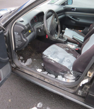 Das Foto zeigt den Autoinnenraum, in dem noch Eisbrocken der vom Lkw herabgestürzten Eisscholle liegen. Foto: obs/Polizeipräsidium Nordhessen Das Foto zeigt den Autoinnenraum, in dem noch Eisbrocken der vom Lkw herabgestürzten Eisscholle liegen. Foto: obs/Polizeipräsidium Nordhessen