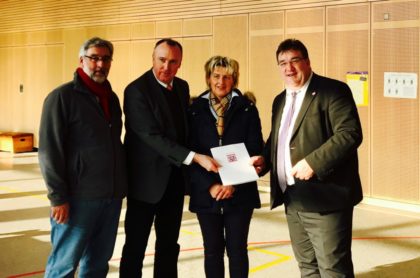 Dieter Groß (Vorsitzender Gemeindevertretung Oberaula), Klaus Wagner (Bürgermeister Oberaula), Renate Raab (stellv. Bauamtsleiterin Oberaula) und Staatssekretär Mark Weinmeister (v.l.). Foto: nh Dieter Groß (Vorsitzender Gemeindevertretung Oberaula), Klaus Wagner (Bürgermeister Oberaula), Renate Raab (stellv. Bauamtsleiterin Oberaula) und Staatssekretär Mark Weinmeister (v.l.). Foto: nh
