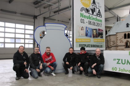 Fleißiges Festwagenteam: Gemeinsam mit anderen freiwilligen Helfern haben Michael Müller, Bernd Reinhardt, Andreas Nowak, Thorsten Brill, Dorothee Hünerkopf und Klaus Hünerkopf (v.li.) seit Anfang Februar an dem Wagen gebaut. Foto: nh