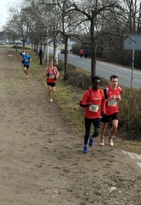 Christian Schulz setzte 200 Meter vor dem Ziel zu einem eindrucksvollen Endspurt an und nahm Challa Awel noch vier Sekunden ab. Foto: nh