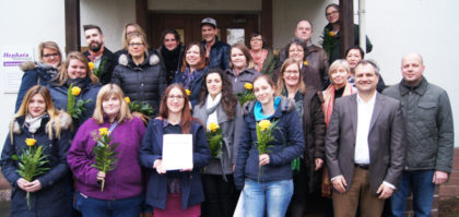 18 frisch examinierte Heilpädagogen freuten sich am 30. Januar mit ihren Dozenten und ihrer Tutorin Dorothea Böcher-Burkart über ihre staatliche Anerkennung und die teils ausgezeichneten Prüfungsergebnisse. Foto: Hephata