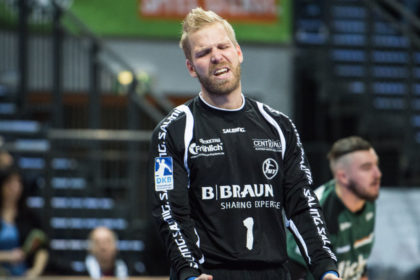 Johan Sjöstrand hadert mit dem Schicksal der Derbyniederlage. Foto: Alibek Käsler