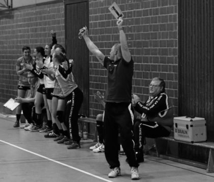 Karl-Martin Hartung auf seinem Platz, auf der Trainer-und Betreuerbank, in der Stadtsporthalle Melsungen. Er hat sich fast 5 Jahrzehnte für den Handball ehrenamtlich eingesetzt, meistens im Hintergrund und doch mit ganz wichtigen Aufgaben. Foto: SG 09 Kirchhof