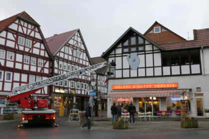 Der Bembel auf der Drehleiter: Dank freundlicher Unterstützung der Freiwilligen Feuerwehr Neukirchen konnte der Bembel platziert werden. Foto: nh