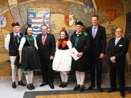 Peter und Doris Laudenbach, Landrat Winfried Becker, Franziska Kern, Helmut Wimmer, Bürgermeister Heinrich Vesper und Bernd Schwalm (v.l.). Foto: nh Peter und Doris Laudenbach, Landrat Winfried Becker, Franziska Kern, Helmut Wimmer, Bürgermeister Heinrich Vesper und Bernd Schwalm (v.l.). Foto: nh