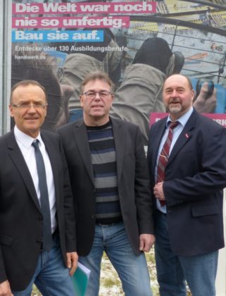 Reinhard Hellwig (Mitte) ist der Willkommenslotse. Er unterstützt Betriebe, die Flüchtlinge einstellen oder ausbilden wollen. Links Kreishandwerksmeister Frank Dittmar. Rechts Geschäftsführer Jürgen Altenhof. Foto: Wolfgang Scholz Reinhard Hellwig (Mitte) ist der Willkommenslotse. Er unterstützt Betriebe, die Flüchtlinge einstellen oder ausbilden wollen. Links Kreishandwerksmeister Frank Dittmar. Rechts Geschäftsführer Jürgen Altenhof. Foto: Wolfgang Scholz