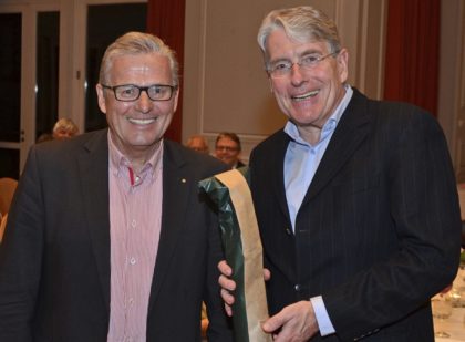 Lions-Präsident Arved Berent (links) überreichte Staatstheater-Intendant Thomas Bockelmann eine kleine Aufmerksamkeit als Dank für seinen Vortrag. Foto: Reinhold Hocke Lions-Präsident Arved Berent (links) überreichte Staatstheater-Intendant Thomas Bockelmann eine kleine Aufmerksamkeit als Dank für seinen Vortrag. Foto: Reinhold Hocke