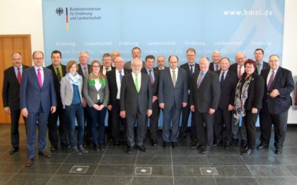 Die Delegation des hessischen Bauernverbands wurde durch den Bundeslandwirtschaftsminister Christian Schmidt begrüßt. Mit dabei waren die Bundestagsabgeordneten Bernd Siebert, Thomas Viesehon und Michael Brand, der Präsident des hessischen Bauernverbandes Karsten Schmal, der Generalsekretär Peter Voss-Fels, der langjährige Präsident des Regionalbauernverbandes Kurhessen Adolf Lux, die Ehrenpräsidenten Friedhelm Schneider und Heinz-Christian Bär sowie der hessische Landtagsabgeordnete Kurt Wiegel. Foto: nh